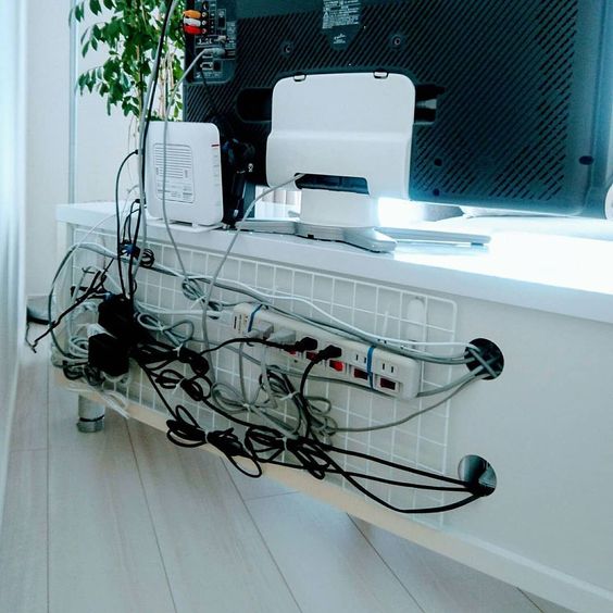 como organizar os cabos atrás da mesa do pc