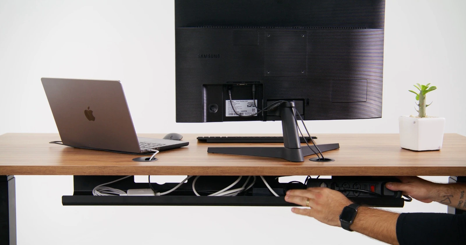 como organizar os cabos atrás da mesa do pc